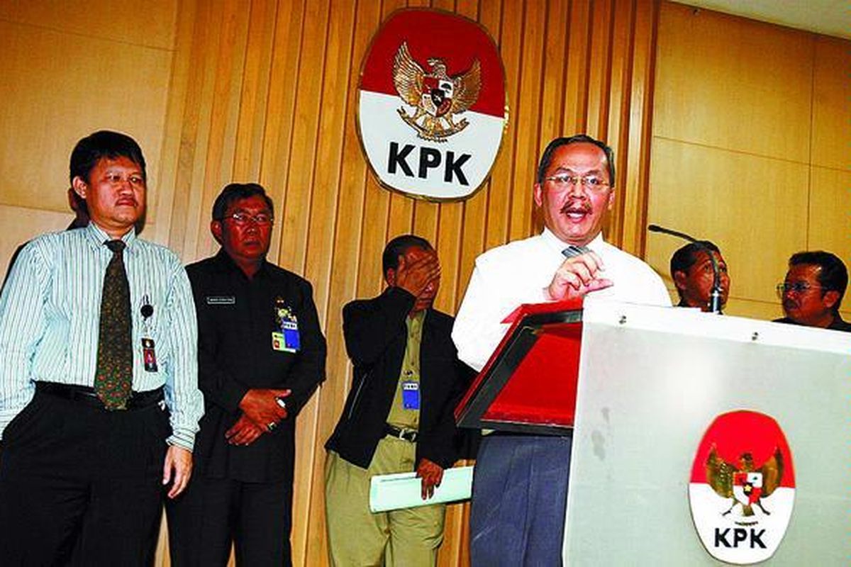 Sekretaris Jenderal Departemen Keuangan Mulia P Nasution (ketiga dari kanan) didampingi Wakil Ketua Komisi Pemberantasan Korupsi (KPK) Bidang Pencegahan Haryono Umar (kiri), bersama sejumlah sekretaris jenderal (sekjen) dan inspektur jenderal (irjen) dari instansi pemerintah, menjawab pertanyaan wartawan di Kantor KPK, Jakarta, Selasa (6/5). Para sekjen dan irjen tersebut berkoordinasi dengan KPK dalam upaya penertiban aset-aset negara yang dialihfungsikan.  