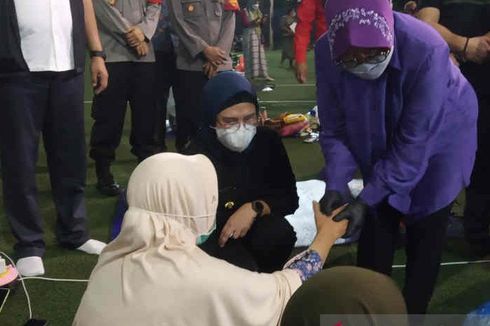 Cara Lembut Mensos Risma Menghibur Korban Kebakaran Kilang Minyak Pertamina