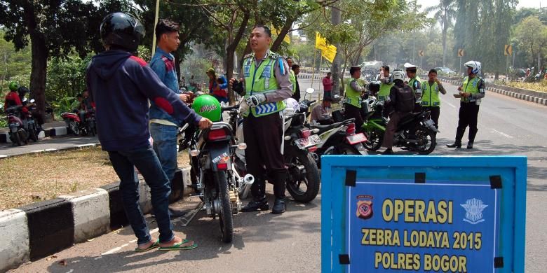 Petugas lalu lintas Polres Bogor menindak pengendara bermotor yang melanggar berlalu lintas di Jalan Raya Tegar Beriman, Ciibinong, Kabupaten Bogor, Kamis (22/10/2015). K97-14