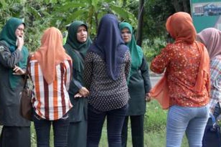 Petugas Wilayathul Hisbah memberikan pengarahan kepada wanita memakai busana ketat yang terjaring razia penerapan hukum syariat Islam oleh tim gabungan dari Satpol PP dan WH, serta TNI/Polri di kawasan Meunasah Manyang, Ingin Jaya, Aceh Besar, Kamis (4/7/2013).