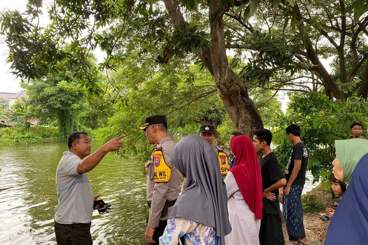 Pihak kepolisian saat pencarian bocah tenggelam di telaga di Kelurahan Tumenggungan, Kecamatan/Kabupaten Lamongan, Jawa Timur, Rabu (17/4/2024).