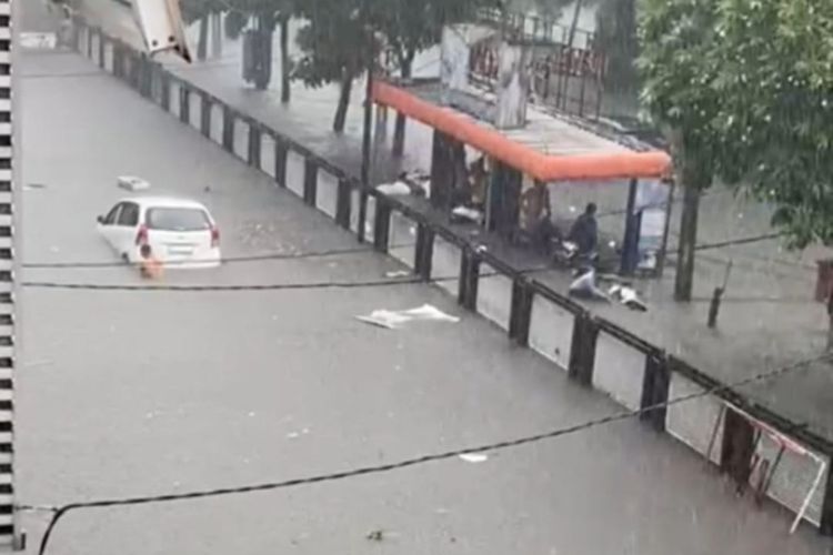 Banjir di Jalan Mayjend Sungkono, Surabaya, Jumat (28/4/2023).