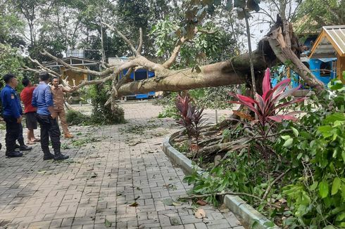 Angin Puting Beliung Terjang Kampung Cisalak, Puluhan Rumah Rusak Parah