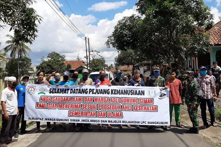 Warga Kecamatan Mangkubumi, Kota Tasikmalaya, sempat menyambut kedatangan pasien positif covid-19 yang telah dinyatakan sembuh ke kampung halamannya, Sabtu (11/4/2020).