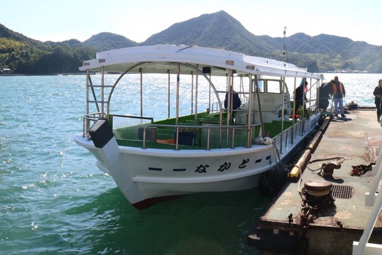 Perahu yang dipakai berkeliling perairan Oushima, Jepang.