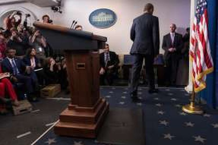 Presiden Barack Obama meninggalkan podium usai memberikan jumpa pers terakhir di Gedung Putih, Rabu (18/1/2017) malam.