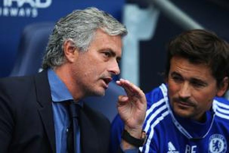 Manajer Jose Mourinho berbicara dengan asistennya, Rui Faria, saat Chelsea melawat ke kandang Manchester City, Minggu (16/8/2015). 