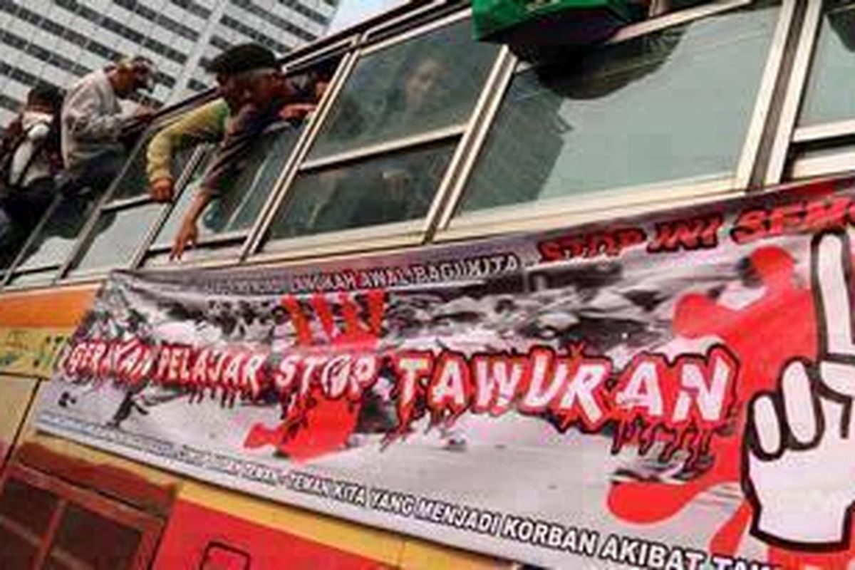 Siswa sekolah menengah dalam aksi solidaritas pelajar Jakarta membawa spanduk stop tawuran berkeliling Bundaran Hotel Indonesia, Jakarta, Sabtu (29/9/2012).  Menurut mereka, aksi tawuran pelajar yang terjadi saat ini disebabkan oleh kegagalan sistem pendidikan Indonesia. 