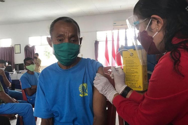 Sebanyak 425 Warga Binaan dan Petugas Rumah Tahanan (Rutan) Kelas II Tanjungbalai Karimun jalani vaksinasi Covid-19.