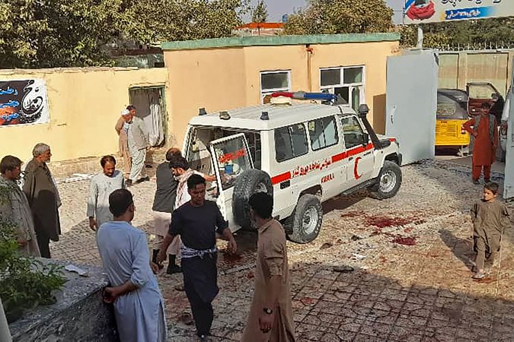 Serangan bom bunuh diri di masjid kota Kunduz, Afghanistan pada Jumat (8/10/2021). [AFP]