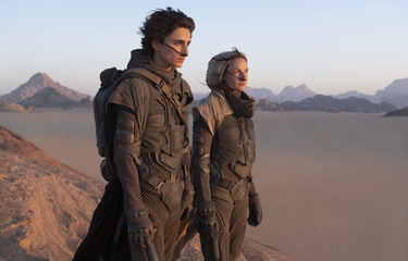 Rebecca Ferguson dan Timoth&eacute;e Chalamet dalam film fiksi ilmiah Dune (2020).