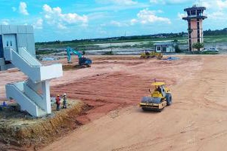 Pembangunan Bandara Sultan Thaha, Jambi, Selasa (22/4/2014), ditinjau Wakil Presiden Boediono. Bandara ini mempunyai keunikan karena dibangun menyatu dengan kawasan wisata kebun binatang.