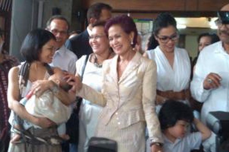 Mantan Deputi Gubernur Senior Bank Indonesia Miranda Goeltom bersama keluarganya dalam ibadah syukuran atas bebasnya Miranda setelah ditahan selama tiga tahun.