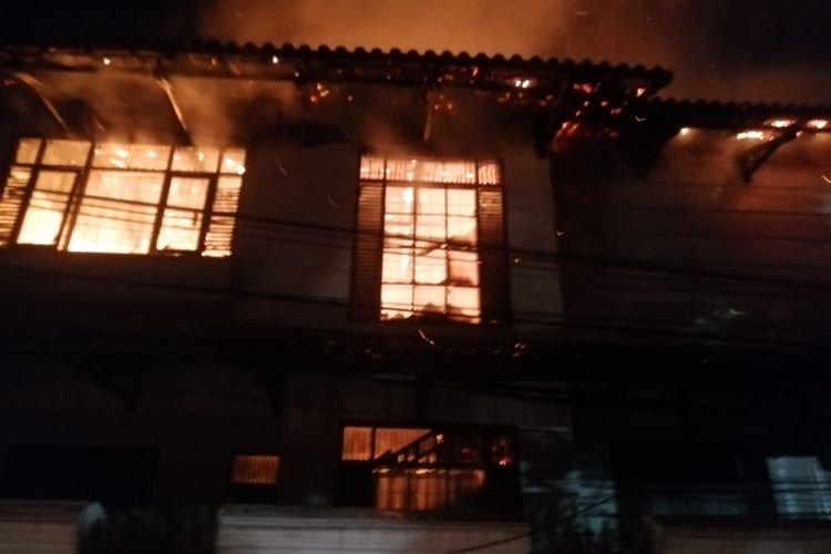 Kebakaran yang melanda sebuah rumah berlantai dua di Jalan Swadaya II, Duren Sawit, Jakarta Timur, Kamis (1/9/2022) malam, disebabkan oleh obat nyamuk bakar.