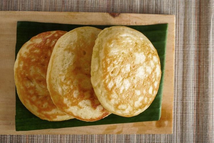 Kue apem memiliki bahan utama tepung beras, santan, dan tambahan bahan dari tapai singkong.