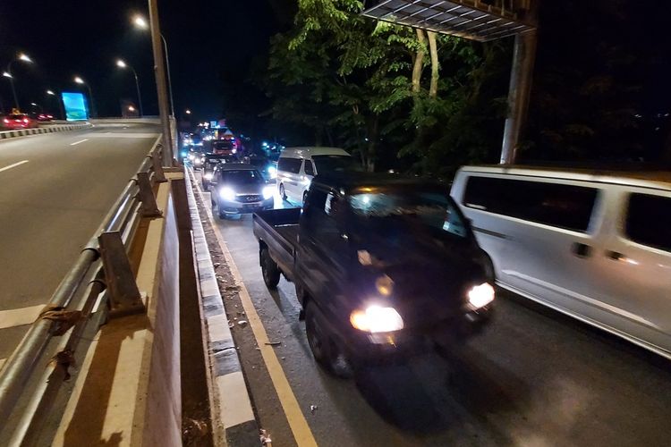 Kemacetan di ruas Jalan Raya Padalarang, Kabupaten Bandung Barat (KBB), Sabtu (7/5/2022).
