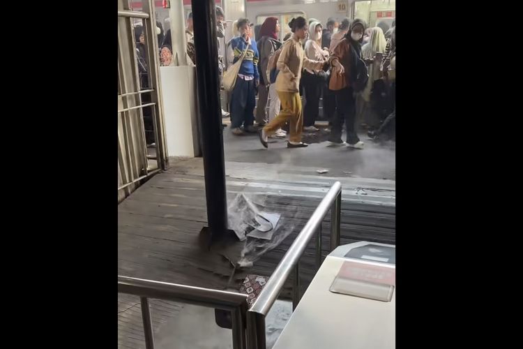 Ponsel Terbakar di KRL Stasiun Rawa Buntu, Asap Mengepul Bikin Penumpang Panik