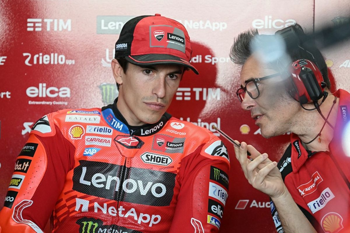 Pebalap Ducati Lenovo Marc Marquez berkonsultasi dengan anggota tim selama sesi latihan bebas 1 MotoGP Thailand Grand Prix di Sirkuit Internasional Buriram di Buriram pada 28 Februari 2025.