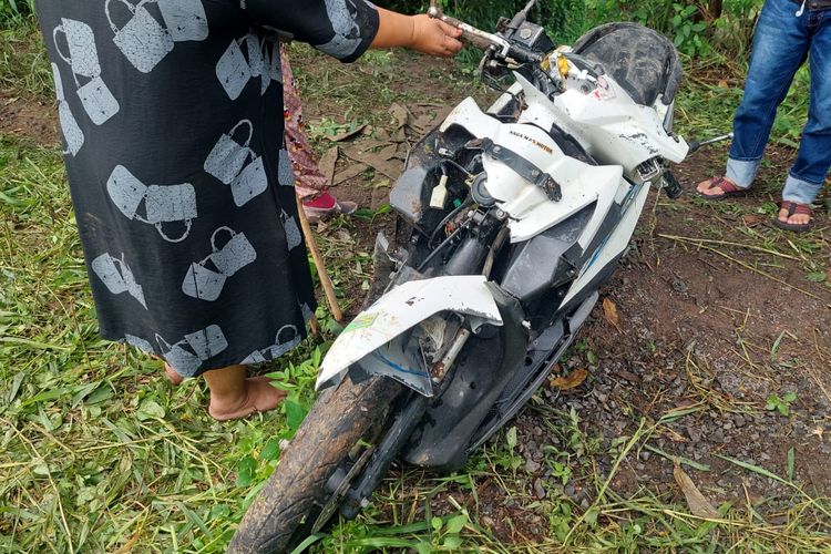 Kendaraan korban yang hilang terseret arus sungai di Kampung Cibingbin, Desa Laksanamekar, Kecamatan Padalarang, Kabupaten Bandung Barat (KBB), Jawa Barat, Kamis (11/1/2024).