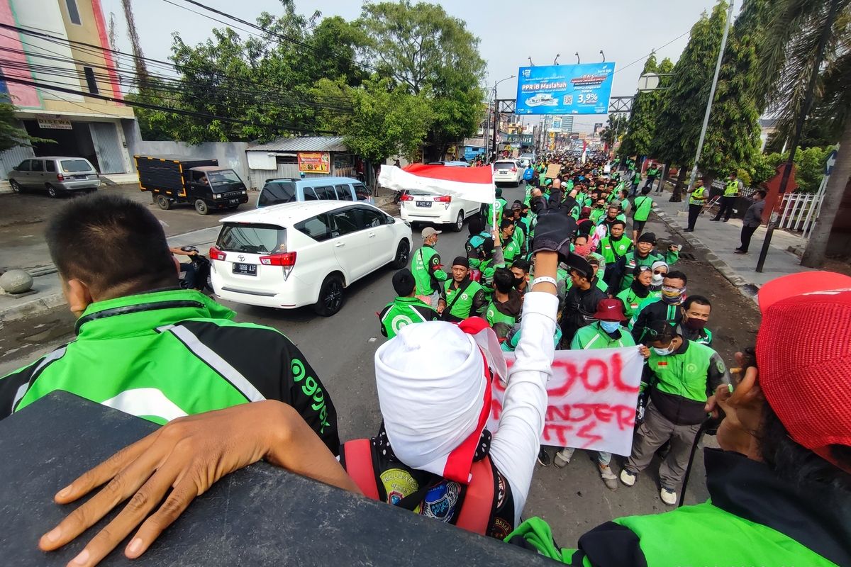 Sejumlah pengemudi atau pekerja ojek online dari berbagai perusahaan longmarch dari Jalan Tupare Kabupaten Cirebon menuju Jalan Siliwangi Kota Cirebon, Rabu (7/9/2022). Mereka menolak kenaikan BBM karena sangat memberatkan aktivitas mereka yang setiap saat di jalanan