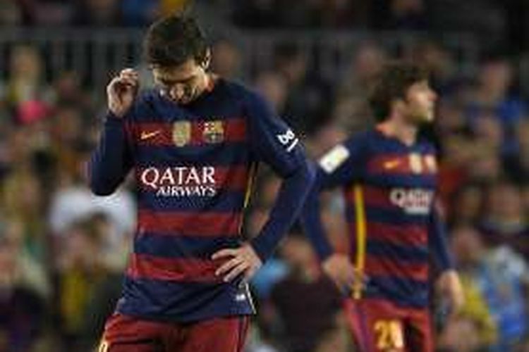 Pemain FC Barcelona, Lionel Messi, tertunduk kala berhadapan dengan Valencia dalam lanjutan La Liga di Camp Nou, Minggu (14/4/2016) waktu setempat. Pada laga itu Barcelona kalah 1-2.