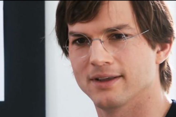 Aktor Ashton Kutcher berperan sebagai Steve Jobs dalam film Jobs yang menceritakan perjalanan hidup pendiri Apple.