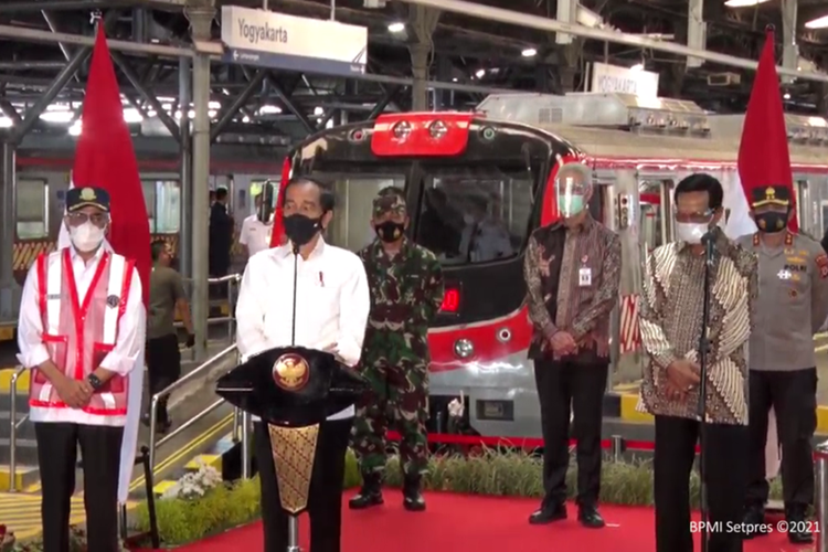 Presiden Joko Widodo meresmikan operasional kereta rel listrik (KRL) lintas Yogyakarta-Solo di Stasiun Yogyakarta, Senin (1/3/2021). 