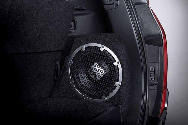 Perangkat subwoofer Rockford Fosgate di Pajero Sport Dakar