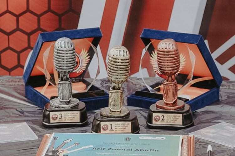 Kelompok Penyanyi Jalanan (KPJ) Bandung meluncurkan album kompilasi musik trotoar yang bertajuk Langkah di Pelataran.