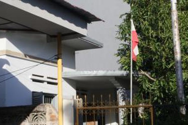 Sang Saka dikibarkan terbalik di sebuah rumah di Jalan Pettana Rajeng, Kelurahan Ujung Sabbang, Kecamatan Ujung, Kota Parepare, Sulawesi Selatan.