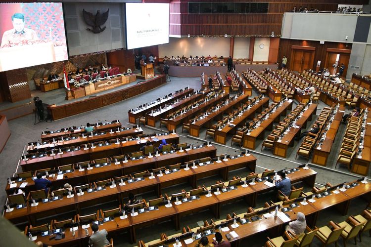 Aggota DPR mengikuti Rapat Paripurna di Kompleks Parlemen, Senayan, Jakarta, Selasa (17/9/2019). Pemerintah dan DPR menyepakati pengesahan revisi UU Nomor 30 Tahun 2002 tentang Komisi Pemberantasan Korupsi (KPK) yang dihadiri oleh 80 orang anggota DPR.