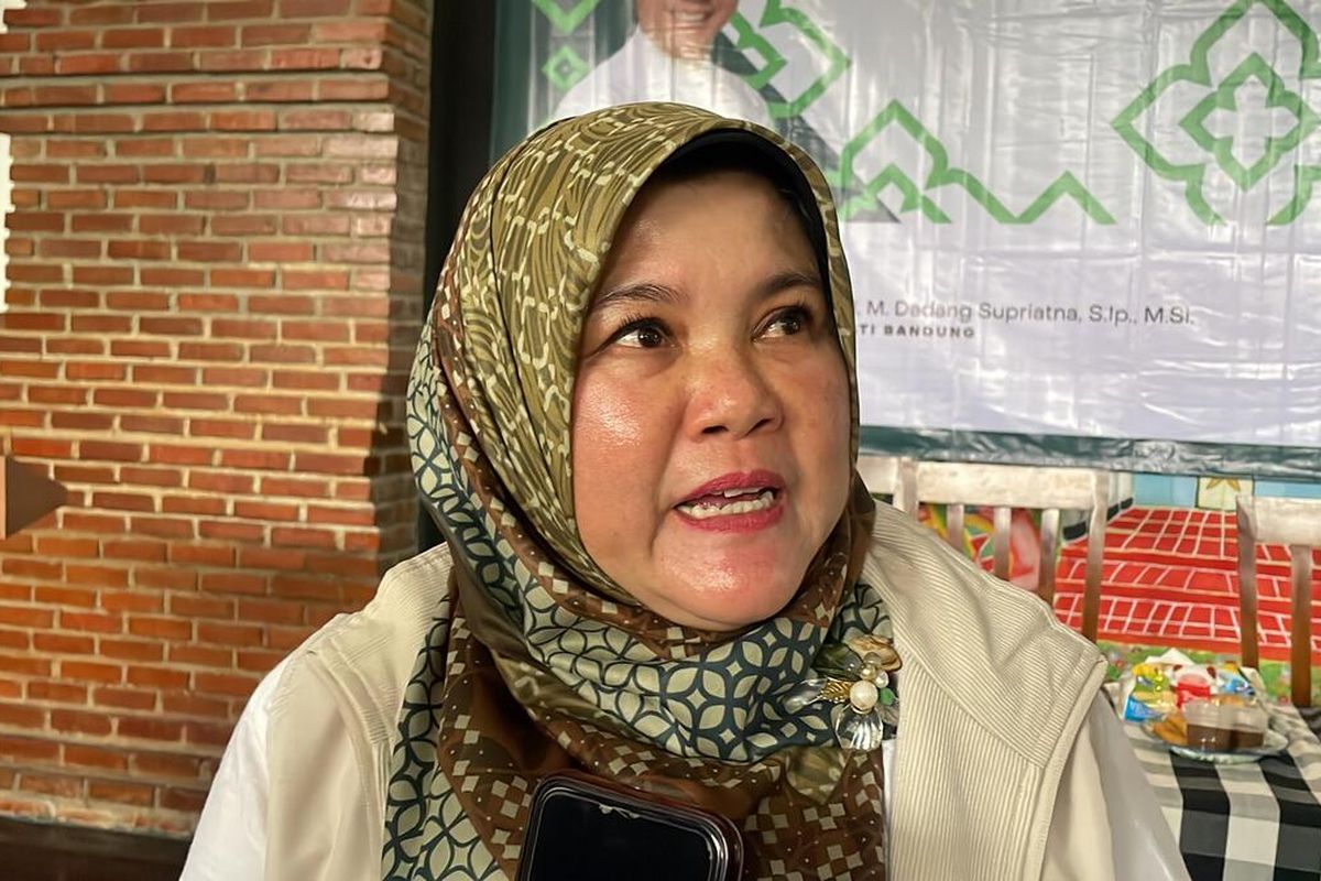 Kepala bidang kebudayaan Disbudpar Kabupaten Bandung Nenden Siti Nurlaela saat memberikan pengarahan bersama juru kunci yang bertugas menjaga cagar budaya yang ada di Kabupaten Bandung Jawa Barat