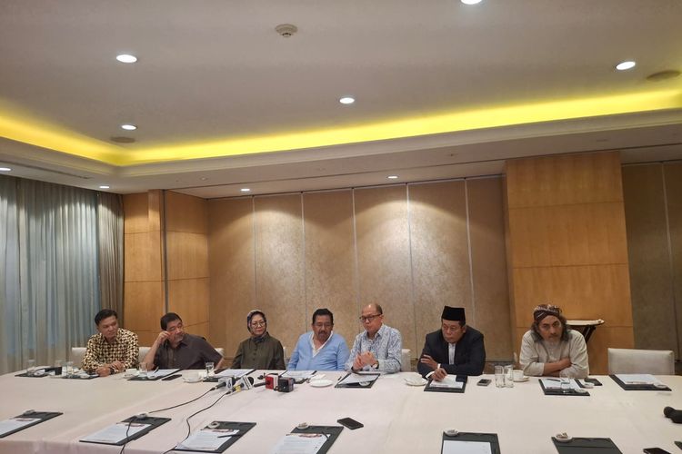 Mujadalah Kiai Kampung (MKK) mendesak pemerintah untuk melibatkan pihak swasta dalam pembersihan kayu gelondongan dalam konferensi pers, Jumat (12/12/2025).