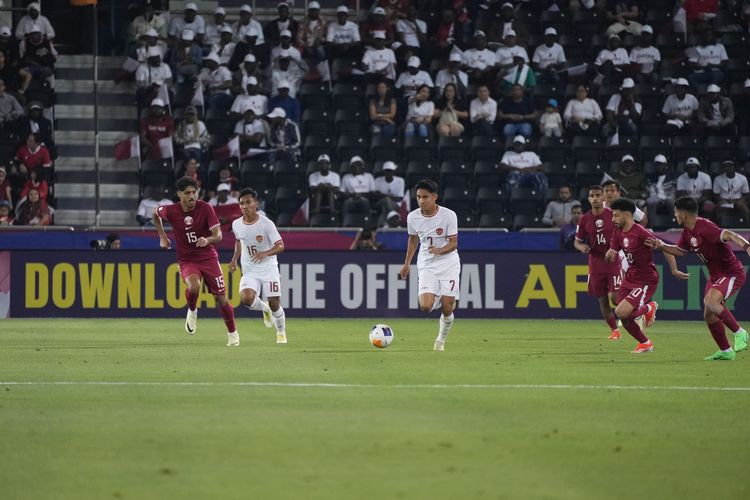 Marselino Ferdinan mendribel bola dalam pertandingan Grup A Piala Asia U23 2024 antara timnas U23 Indonesia vs Qatar di Stadion Jassim bin Hamad, Doha, Senin (15/4/2024).