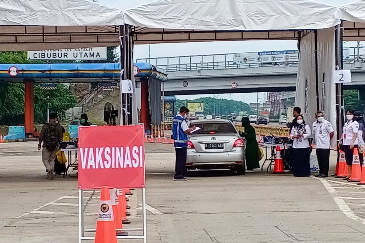 PT Jasa Marga (Persero) Tbk bersama Badan Intelijen Strategis (BAIS) Mabes TNI AD menggelar vaksinasi Drive Thru di Jalan Tol Jagorawi, 1-30 September 2021.