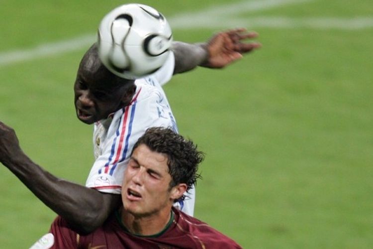 Lillian Thuram dan Cristiano Ronaldo melakoni duel udara saat Perancis bertemu Jerman pada semifinal Piala Dunia 2006 di Stadion Allianz Arena, 5 Juli 2006.
