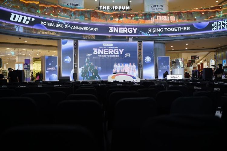 Panggung Mini Concert digelar dengan penampilan spesial dari kedua grup FIFTY FIFTY dan ONF di Jakarta.