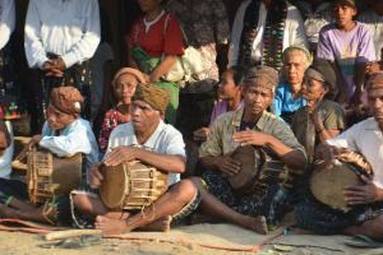 Para tetua menabuh gendang dalam acara Poka Kaba Congko Lokap di Kabupaten Manggarai Timur, Nusa Tenggara Timur.
