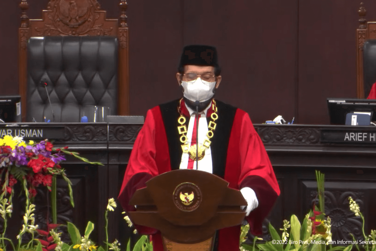 Ketua Mahkamah Konstitusi (MK) Anwar Usman dalam Sidang Pleno Khusus Penyampaian Laporan MK Tahun 2021, Kamis (10/2/2022).
