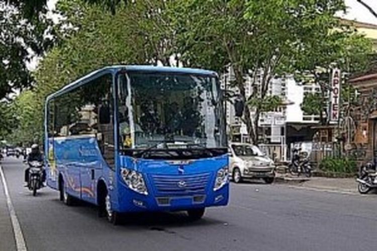Angkutan Trans Sarbagita koridor 1 dengan rute dalam Kota Denpasar mulai melakukan uji coba, Jumat (10/8/2012). 