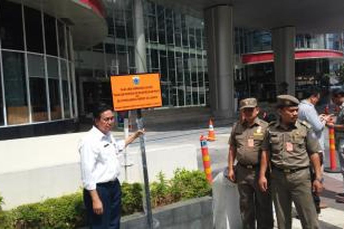 Mal Epiwalk di Kuningan, Setiabudi, Jakarta Selatan, disegel petugas karena belum lunasi PBB. Selasa (23/12/2014).