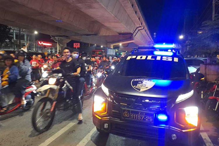 Salah satu kendaraan roda empat polisi yang disiagakan dalam rangka pengamanan konvoi suporter PSM di bilangan Jalan A P Pettarani, Kota Makassar, Sulsel, pada Sabtu (1/4/2023)