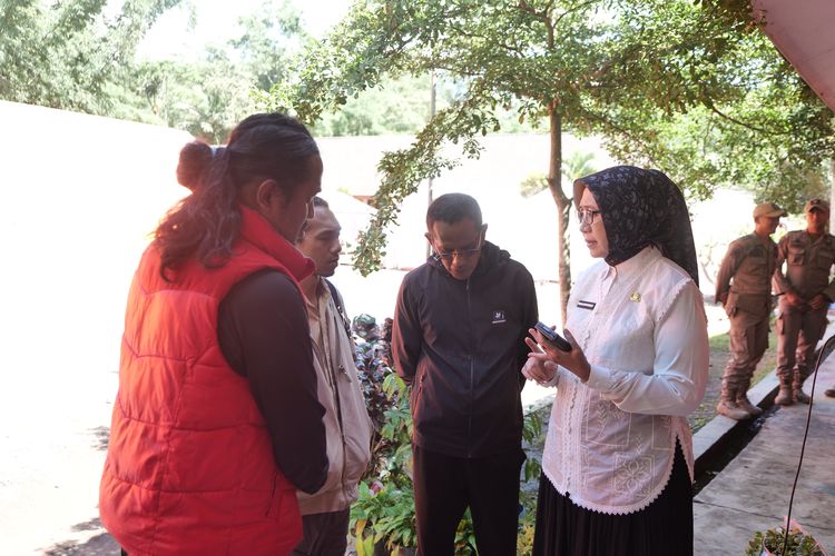 Bupati Lumajang Indah Amperawati berdialog dengan pengungsi di SMP 2 Pronojiwo, Rabu (3/12/2025)