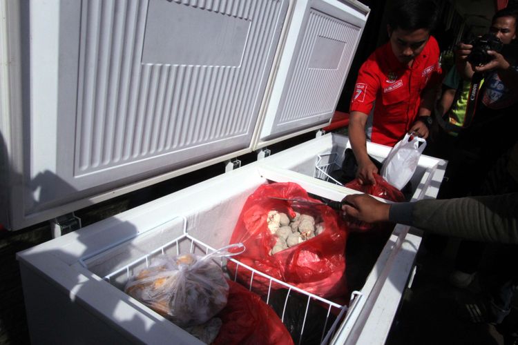 Petugas menunjukkan barang bukti bakso yang dicampur dengan olahan daging babi, di Mapolres Bogor, Selasa (30/5/2017).