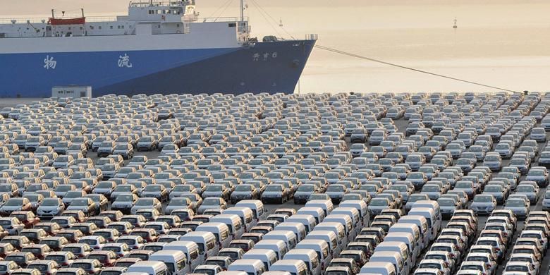 Mobil buatan China menunggu untuk di ekspor di pelabuihan Dalian, China