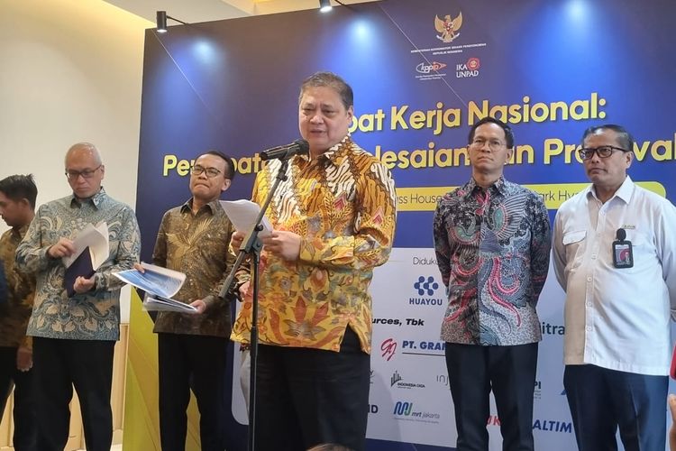 Menteri Koordinator Bidang Perekonomian Airlangga Hartarto di sela Rakernas Percepatan dan Pra-Evaluasi PSN di Hotel Park Hyatt, Jakarta, Selasa (14/5/2024).