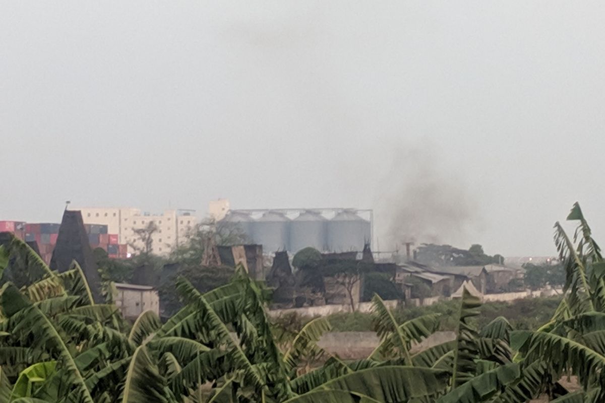 Industri pembakaran arang dan peleburan timah yang dikeluhkan warga Cilincing, Jakarta Utara.