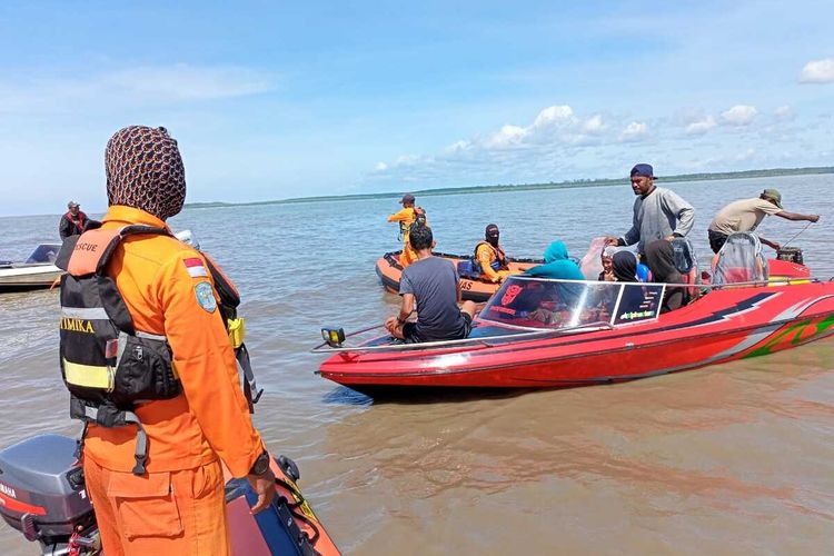 Tim SAR gabungan melakukan evakuasi speedboat berpenumpang tujuh orang yang sempat dilaporkan hilang kontak dalam perjalanan dari Asmat menuju Mimika, Papua, Kamis (30/12/2021).