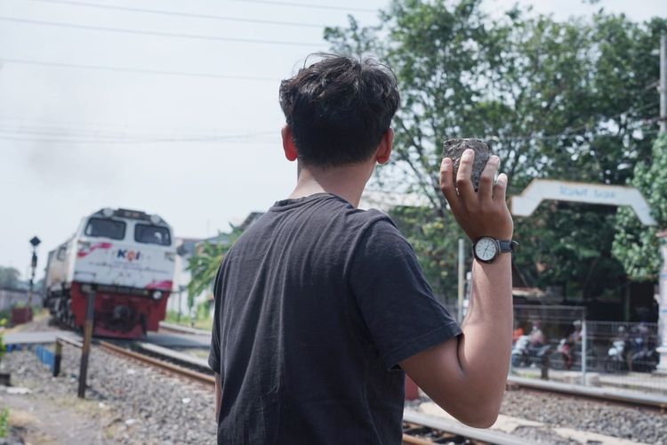 Ilustrasi pelemparan batu ke kereta Wijaya Daop 4 Semarang, Jawa Tengah. 