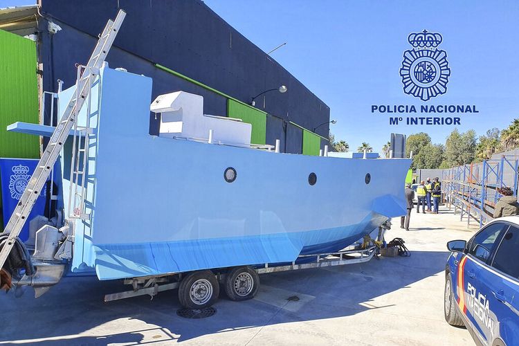 Dalam foto yang disediakan oleh Kepolisian Nasional Spanyol pada Jumat (12/3/2021), kapal selam semisubmersible buatan sendiri berada di Malaga, Spanyol. Polisi Spanyol mengatakan, mereka telah menyita kapal selam narkotika buatan sendiri yang mampu membawa hingga 2,2 ton kargo.